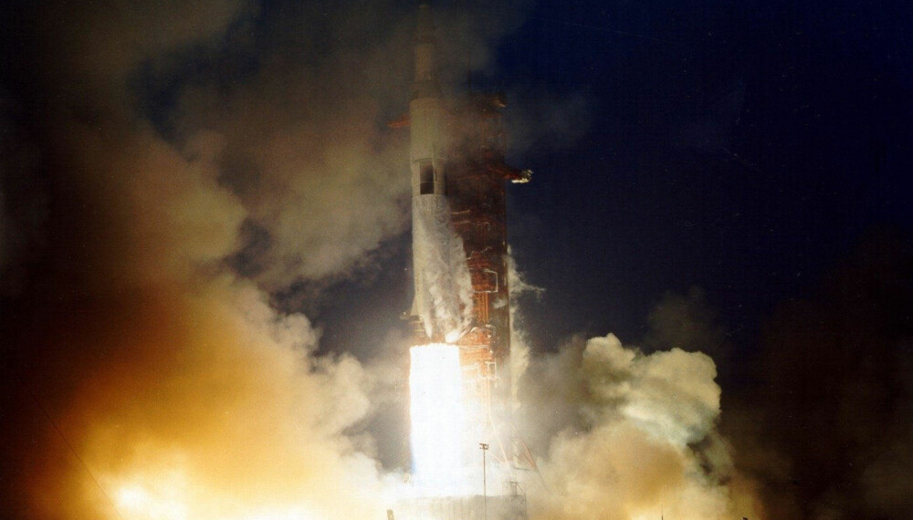 KRAFTIG UVÆR: Apollo 12 skytes opp i kraftig uvær.