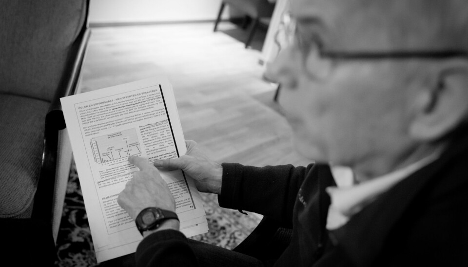 Stein Bergsmark med grafen som viser hvordan temperatureffekten av økt CO2-konsentrasjon endrer seg.
