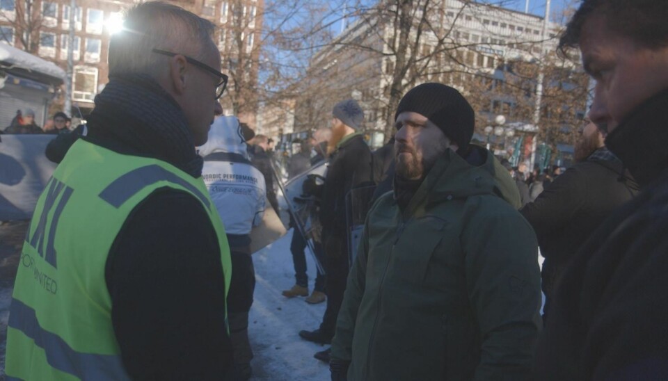 LEDER: Under en demonstrasjon i Stockholm i november 2016 møtte Stein Morten Lier den norske lederen for Den nordiske motstandsbevegelsen, Håkon Forwald. Han var ikke interessert i å la seg intervjue utover noen korte kommentarer.
