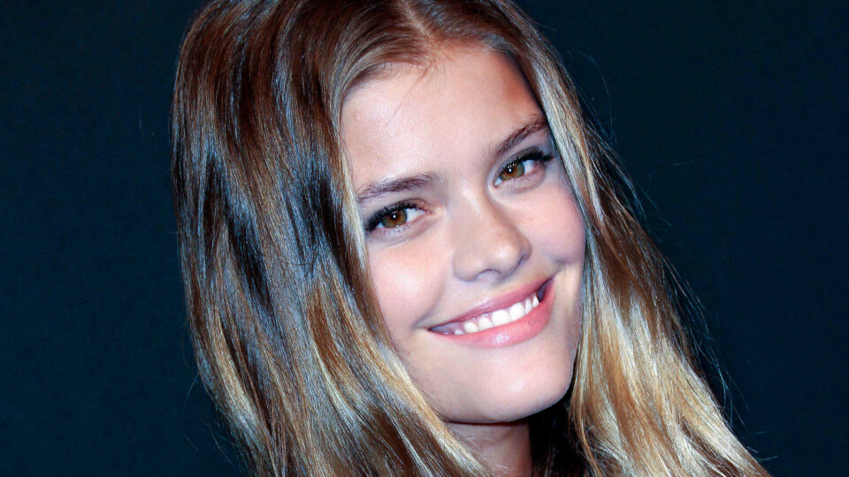 KASTER KLÆRNE: Den danske modellen Nina Agdal overlater lite til fantasien i 2017-utgaven av 'Sports Illustrated Swimsuit Issue'. Magasinet kommer i hyllene i månedsskiftet januar/februar. Hvem som er årets forsidepike er ikke kjent.