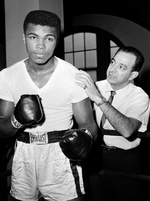 En ung Muhammad Ali her sammen med trener Angelo Dundee som døde i 2002. Foto: Dan Grossi / AP