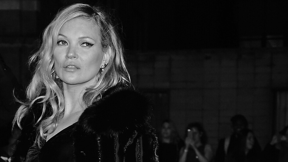 RIK OG BERØMT: Kate Moss (43) startet modellkarrieren allerede som 14-åring. Hun ble oppdaget av en modellspeider på JFK-flyplassen i New York. Siden har hun gått modell for de største merkene i verden, og har i dag en anslått inntekt på syv millioner dollar (65 millioner kroner) i året, ifølge Forbes.