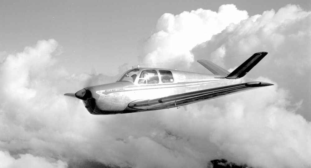 TRAGEDIE: Småflyet Bonanza er ett av de flyene som har vært lengst serieprodusert i verden, og det første ble solgt i 1947. 3. februar ble 1959 styrter et slik i bakken med en av historiens største musikklegender om bord.