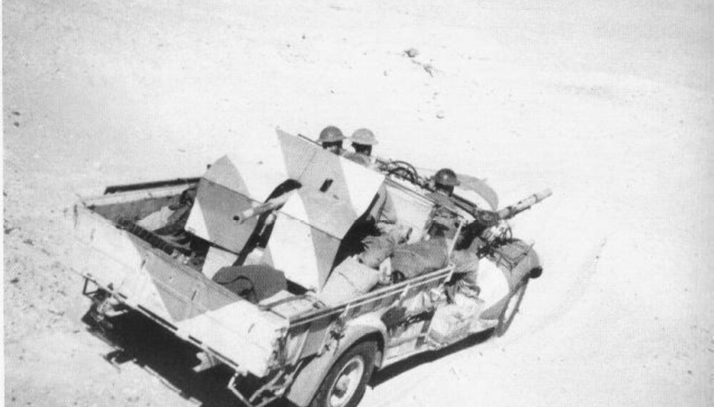 ØRKENSPEIDERE: Long Range Desert Group (LRDG) var en militær enhet i den britiske hæren som drev med rekognosering, etterretning for de allierte styrkene under den andre verdenskrig. Her ser vi en Chevrolet WB med en Bofors 37 mm antitank-kanon montert på lasteplanet.