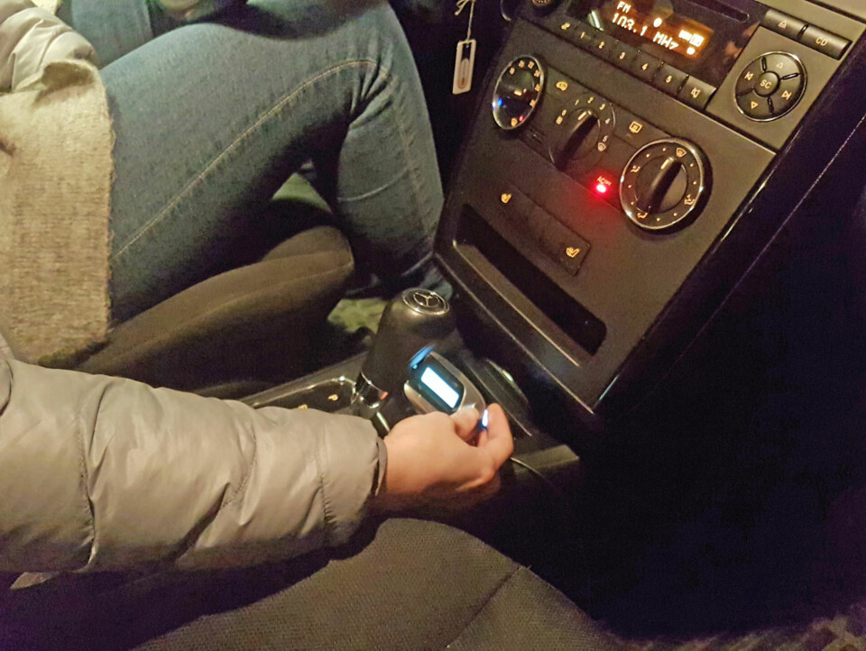 NOK EN DINGS SOM TAR OPPMERKSOMHET: - Det kan være vanskelig å skifte kanal, og da kan det være direkte trafikkfarlig å bruke løse DAB-adaptere, sier leder i Tryg Forsikring i Norge, Espen Opedal. Illustrasjonsbilde.