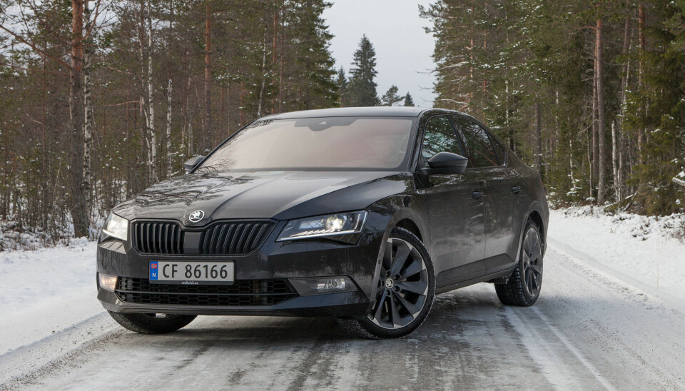 Du kan kjenne igjen Sportline på blant annet den svarte grillen, de svarte speilene og mørke felger.