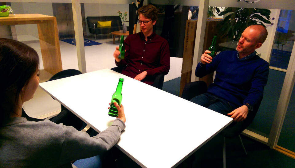 OK, PLUSS: Side3s testpanel bestod av flere ølhunder. De likte fargen og smaken, men syntes generelt at ølen ble litt tam. Fra venstre: Ida, Jens og Lars.