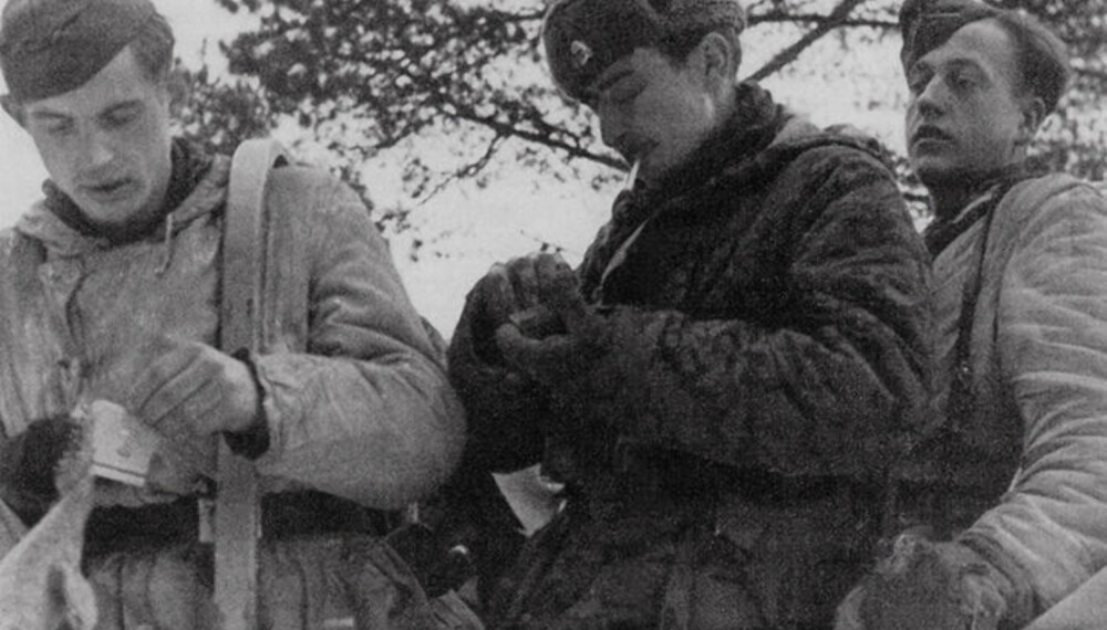 BARE ÉN OVERLEVDE KRIGEN: 7. kompani Norge. Tre overlevende fra Der verlorene Haufen 10. februar 1944 under avmarsj til Narva. Fra venstre Werner Köpke, SS-Unterscharführer Heinz Kienast og SS-Unterscharführer. Artur Ewerth. Ewerth overlevde krigen.