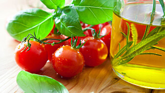 OLIVENOLJE: Olivenolje inneholder mange kalorier, men bidrar med sunne fettsyrer.