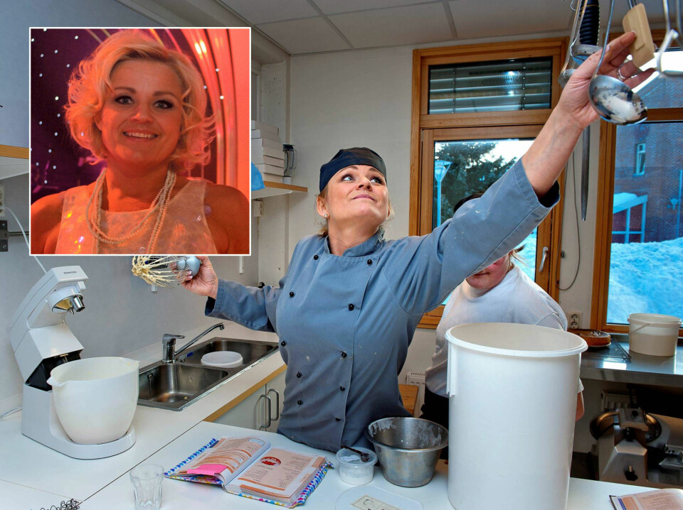 Fortsatt ulastelig antrukket, men mer opptatt av å panere torskefilet sammen med Emilio, enn å bytte kjole og drikke sprudlevann. Ingvild synes den nye jobben er fantastisk.