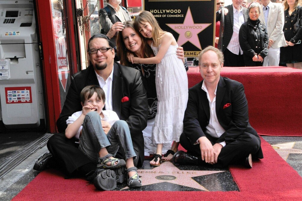 Penn Jillette (helt til venstre) tok med familien da han ble hedret med stjerne på The Walk of Fame. Moxie Crimefighter i søt, hvit sommerkjole for anledningen ...