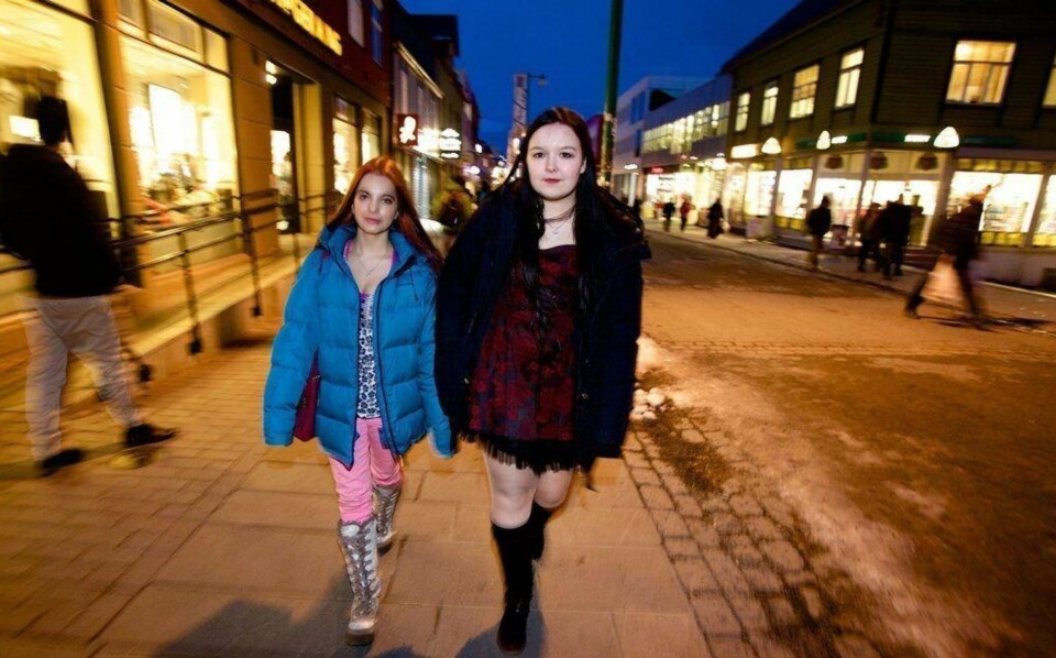 MOBBEOFFER: Jasmin Kristine Kjønø og Maiken Losoa har levd med mobbing i mange år. Nå slår de tilbake, og har laget sit eget anti-mobbe prosjekt. - Vi håper at vår innsats skal føre til at andre slipper å gå gjennom det vi har opplevd. Foto:
