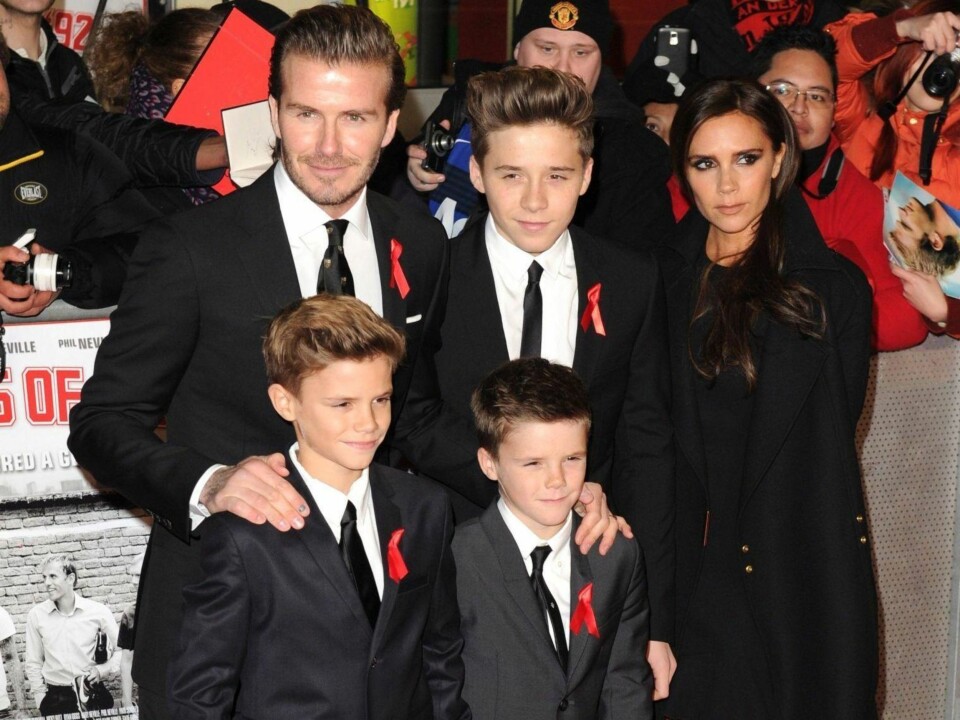 BECKHAM: Victoria og David Beckham på filmpremiere sammen med sine tre sønner. Datteren Harper Seven var hjemme med barnevakt.