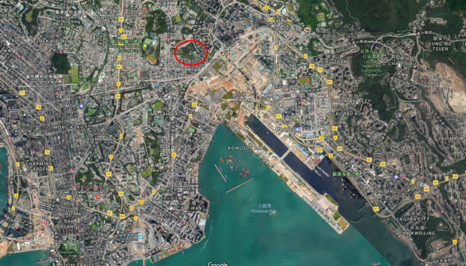 Kowloon Walled City lå et godt inne på fastlandet. Under 2. verdenskrig ble muren rundt byen plukket ned og brukt som fyllmasse for flystripa ut i havet. Denne flystripa skulle senere legge begrensning på hvor høyt byen kunne bygges.
