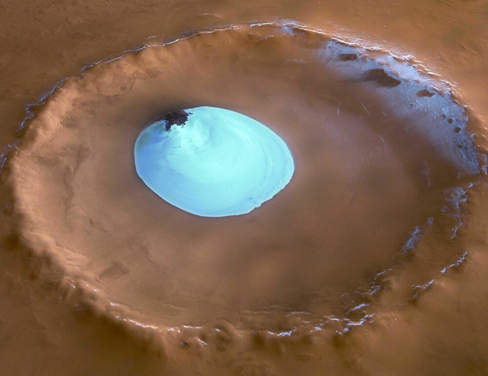 Det er funnet frossent vann i form av is på Mars. Nå skal Mars Express lete i enda to år etter forekomster av flytende vann under overflaten på den røde planet.