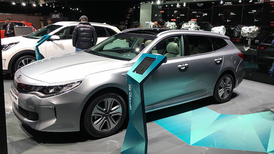 Til sommeren kommer Kia Optima som ladbar hybrid til gunstig pris. Bilen er akkurat avduket på den store bilutstillingen i Geneve.