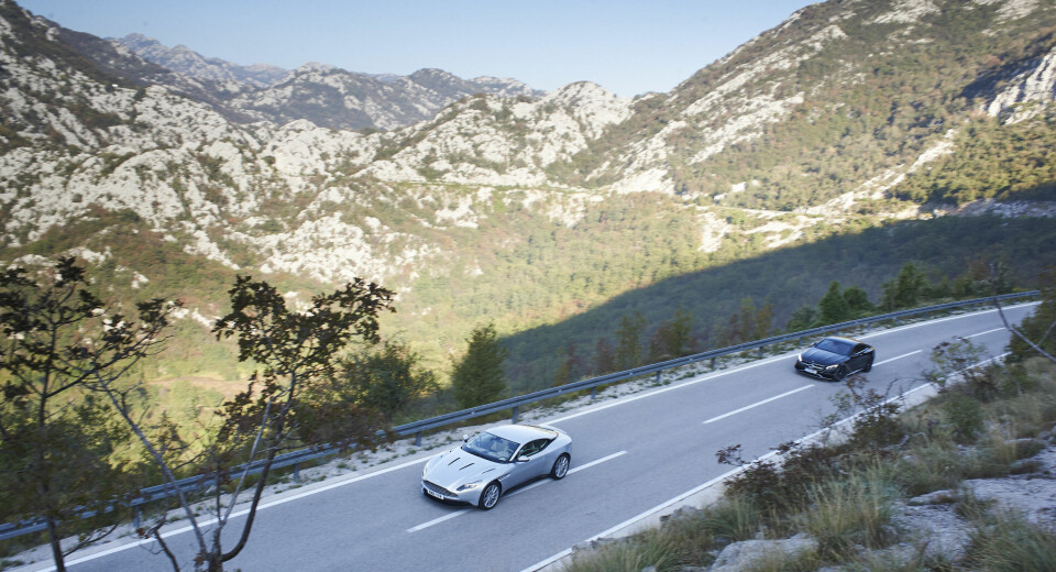 EKSOTISK: Top Gear har alltid vært kjent for sine eksotiske lokasjoner. Her er det Matt LeBlanc som kjører en Aston Martin DB11, mens Chris Harris følger tett etter i en Mercedes-AMG S63 Coupe i Montenegro.