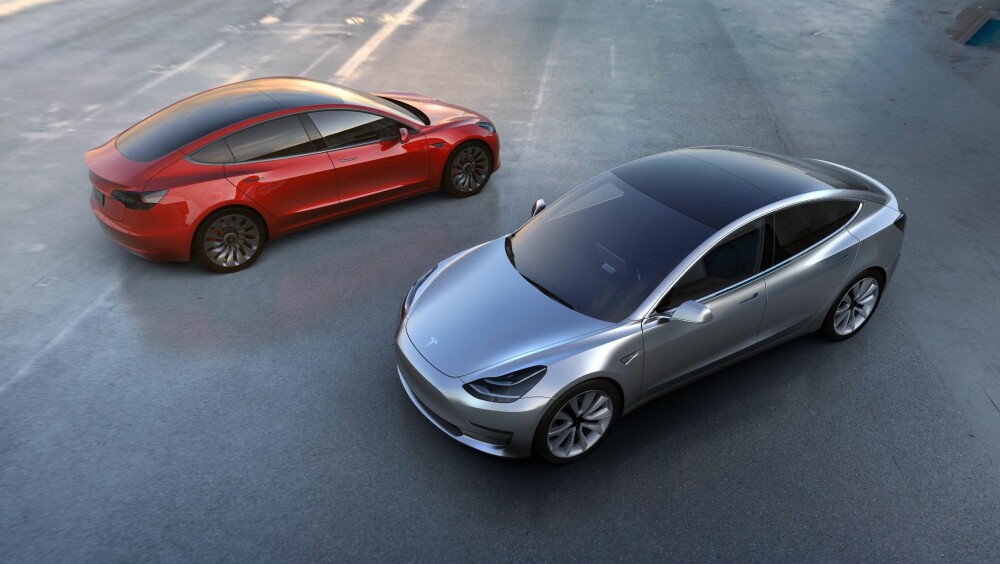 FOLKETESLA: De første Tesla Model 3 kommer på veien i løpet av sommeren, dette kan bli den virkelige folke-Teslaen.