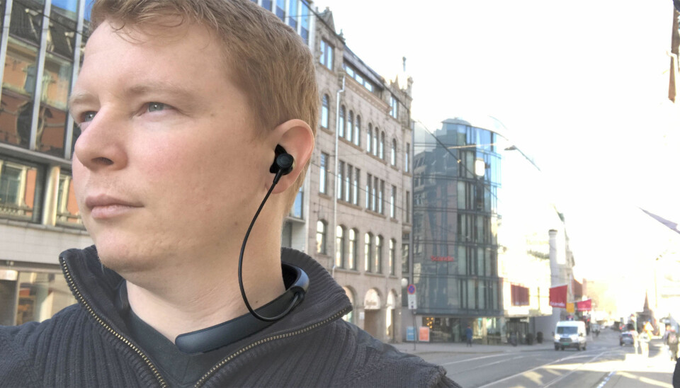 Veldig moteriktig er det ikke - men du kan nyte musikk i støyende omgivelser.