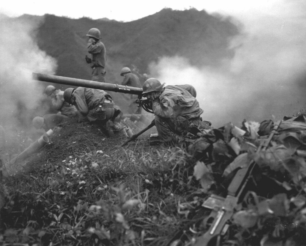Amerikanske styrker fyrer av mot koreanske under FN-kontroll i Korea. 1951.