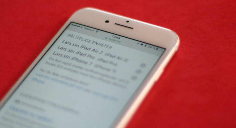 PÅLITELIGE ENHETER: Listen med pålitelige enheter angir hvilke enheter som kan motta en kode for å bekrefte totrinnsverifisering. Dersom du finner en ukjent enhet på denne listen, slett den med det samme.