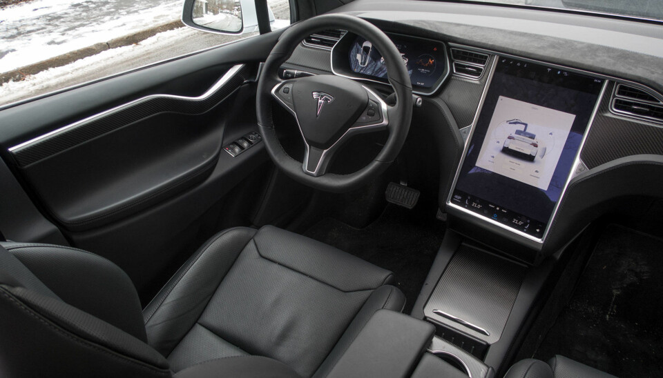 Det er ikke noe galt med Teslas interiør, men det fremstår ikke spesielt luksuriøst. Den enorme skjermen definerer derimot hva som er fokus.