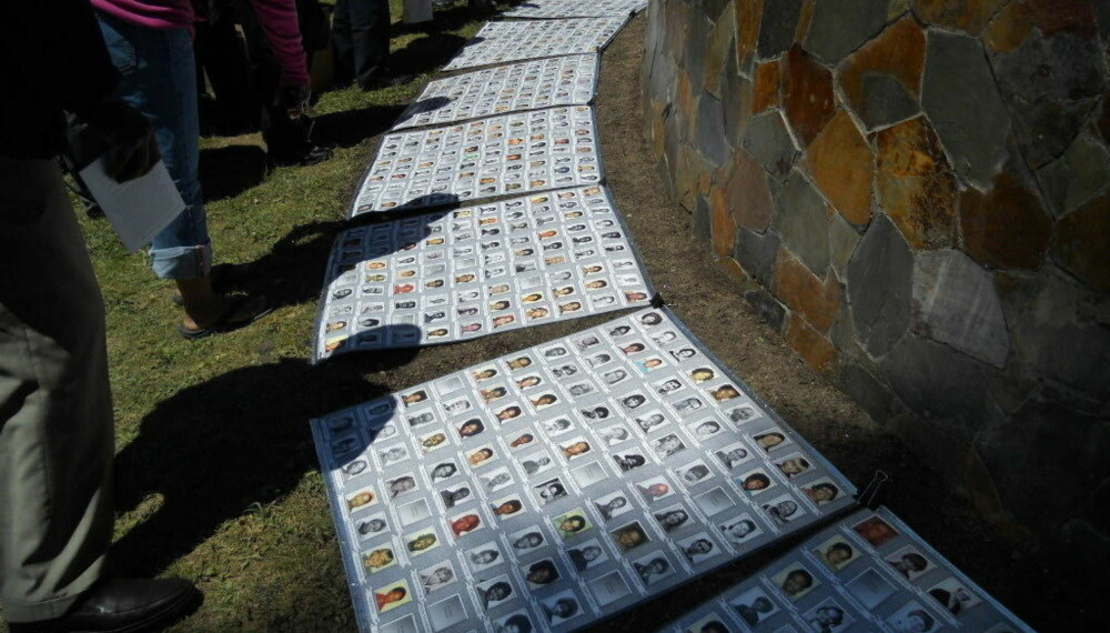Bilder av alle som døde i Jonestown legges ned under en minnemarkering i 2011.