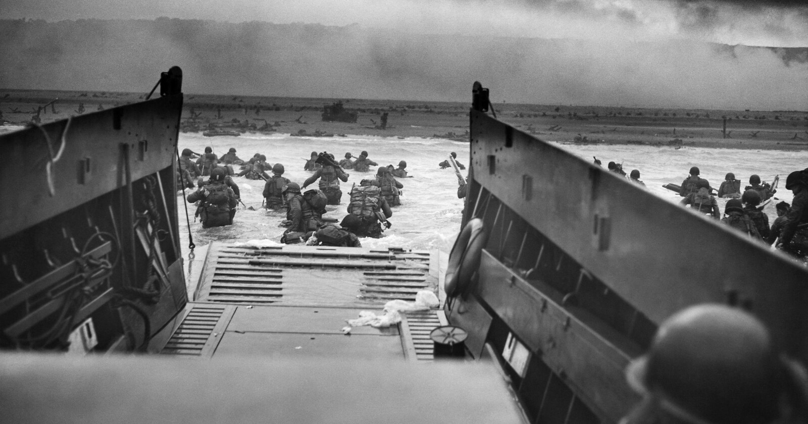 <b>«INTO THE JAWS OF DEATH»:</b> Dette historiske bildet ble tatt av krigsfotografen Robert F. Sargent den 6. juni 1944.