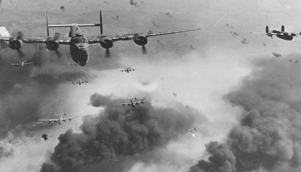 450 amerikanske B-24 Liberator-fly brøler inn over Omaha Beach, men slipper bombelasten sin for tidlig.