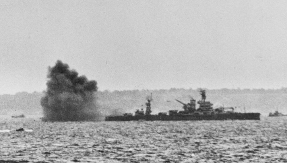 USS ARKANSAS: Like før landgangen bombarderte de allierte Omaha Beach. Skipene traff imidlertid ikke mål.