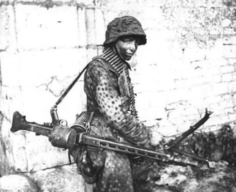 <b>HITLERSAGEN</b> - eller bare MG-42 - var enkel å bruke og spydde ut 1200 skudd i minuttet. Amerikanerne fryktet det tyske maskingeværet så mye at hæren forberedte soldatene på psykiske traumer etter å ha møtt det i kamp.
