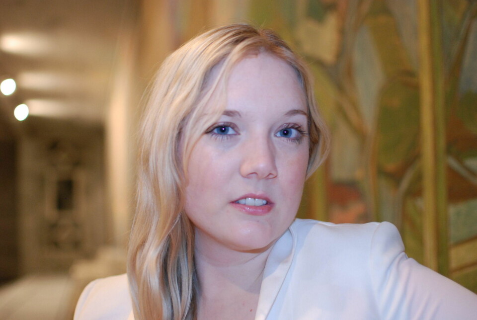 GJELDER IKKE BARE KVINNER: FrP-politiker Aina Stenersen undres over hvorfor det ikke også snakkes om skjellsordene relatert til menn og mener skjellsorddiskusjonen er en ikke-debatt: - Menn har mange skjellsord mot seg de også; ølmage, vom, gubbe, skallet, impotent, sier politikeren.