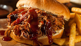 MANGE VARIANTER: Én populær «pulled pork»-rett er revet svinekjøtt i burgerbrød med bbq-saus.