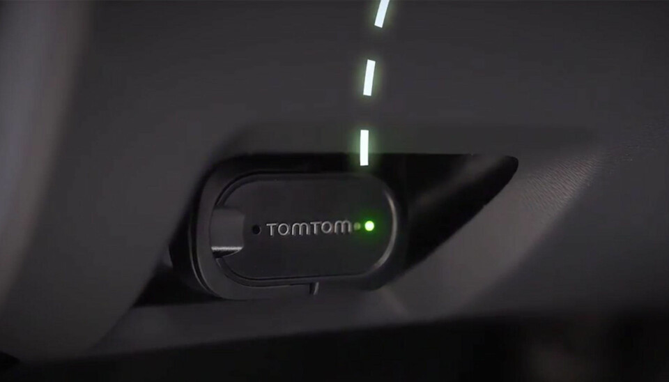 En egen plugg blir plassert i diagnoseporten på bilen din, og overfører data om hvordan du kjører til både mobil og forsikringsselskap.