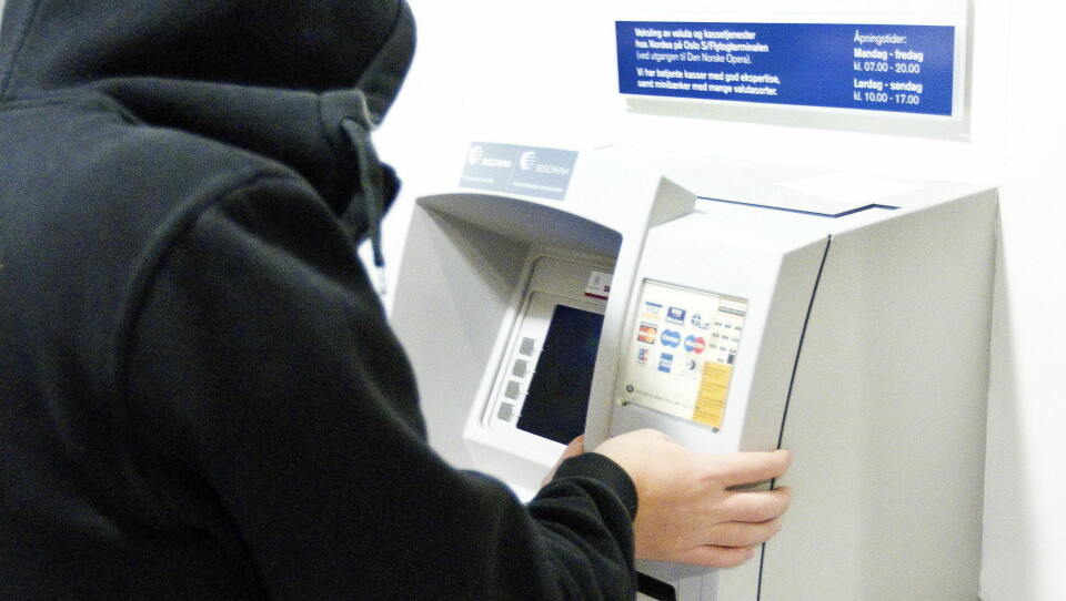 MINIBANKRANER: Ved hjelp av en batteridrill og billig elektronikk kan hackere nå få minibanker til å lystre kommandoer - som å spytte ut alle pengene sine.