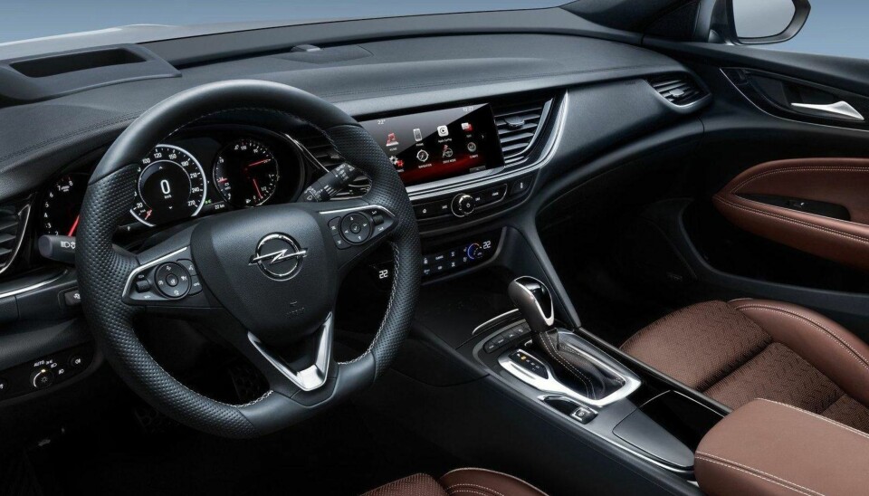 På innsiden er det meste identisk med en 'vanlig' Insignia. Her er ergonomiske seter med varme, kjøling og massasje, head up display og et nytt infotainmentsystem.