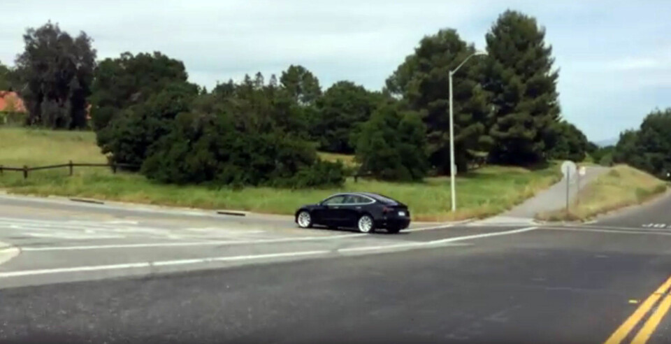 En «slippkandidat» av Tesla Model 3 filmet under testkjøring rundt Teslas hovedkontor i Palo Alto. Denne modellen er forventet å være svært lik produksjonsmodellen av Model. Produksjonen skal etter planen starte opp i juli 2017.
