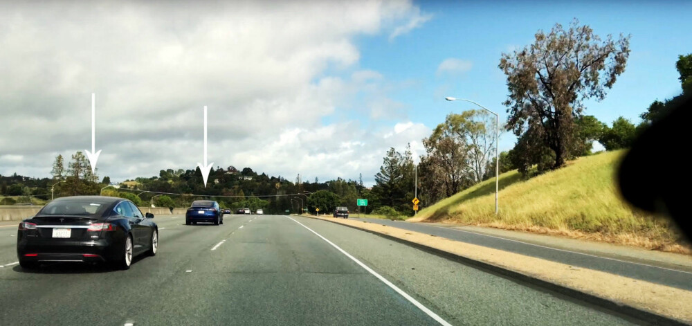 PRØVEKJØRES: En Tesla Model 3 følges av Model S under en prøvekjøring av Model 3 i nærheten av Teslas hovedkvarter i Palo Alto i USA.