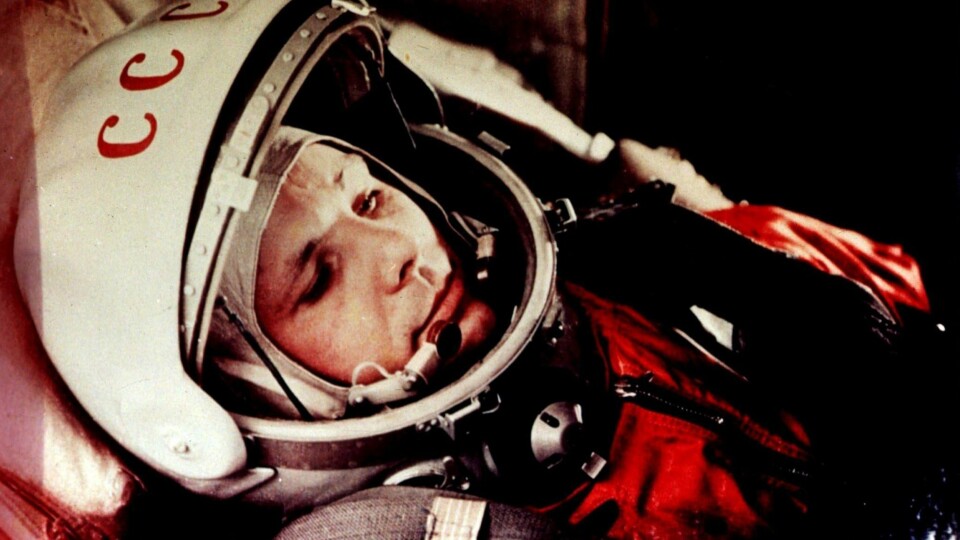 DET FØRSTE MENNESKET I ROMMET: Jurij Gagarin fotografert i Vostok 1 den 12. april 1961. Gagarin er det første mennesket i verdensrommet.