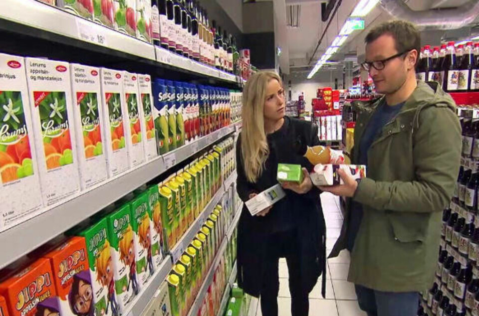Programlederne Thea Olsen og Espen Fiveland undersøker konsentratjuicen.