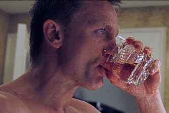 WHISKYELSKER: James Bond er berømt for sin "shaken, not stirred" Vodka Martini, men det er whisky han egentlig foretrekker.