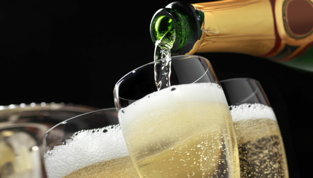 FYSIKK: Helles champagne i et fullkomment glatt og rent glass vil boblene forsvinne selv om vinen er full av kullsyre ...