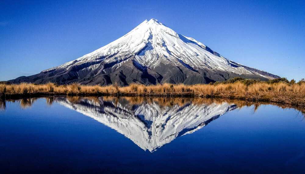 MOUNT TARANAKI: Det karakteristiske 2518 meter høye fjellet er hellig for maoriene, som kaller det for «det skinnende fjellet» på grunn av snøkappen som ligger på fjellet om vinteren.