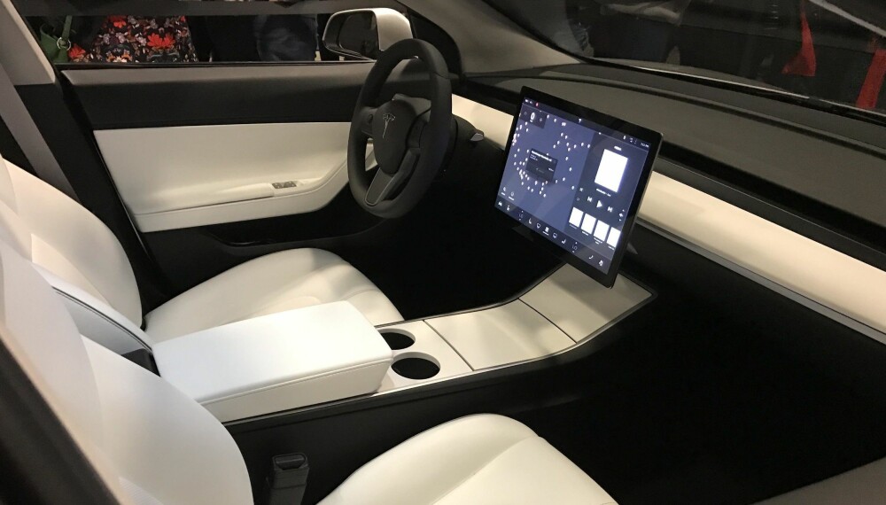 MINIMALISTISK: Interiøret er minimalistisk og det meste av bilens funksjoner styres via en 15-tommer skjerm.