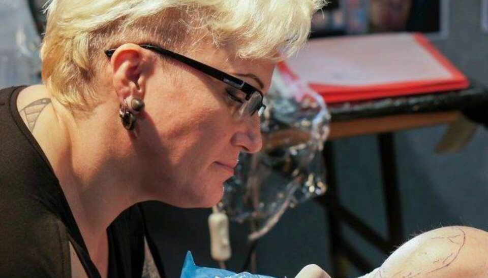 BEROLIGER: Kari Kjelskau driver Memento Tattoo Studio i Oslo og er tidligere leder for Norsk Tattoo Union. Hun mener kundene er trygge hos seriøse tatovører.