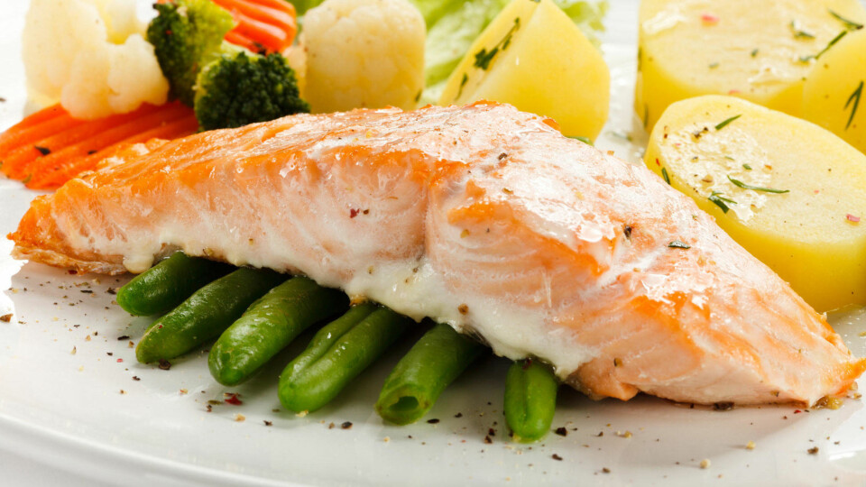 HVITT GØRR: Det er ikke fett som tyter ut av laksen, slik mange tror. Det er et protein, og er harmløst.