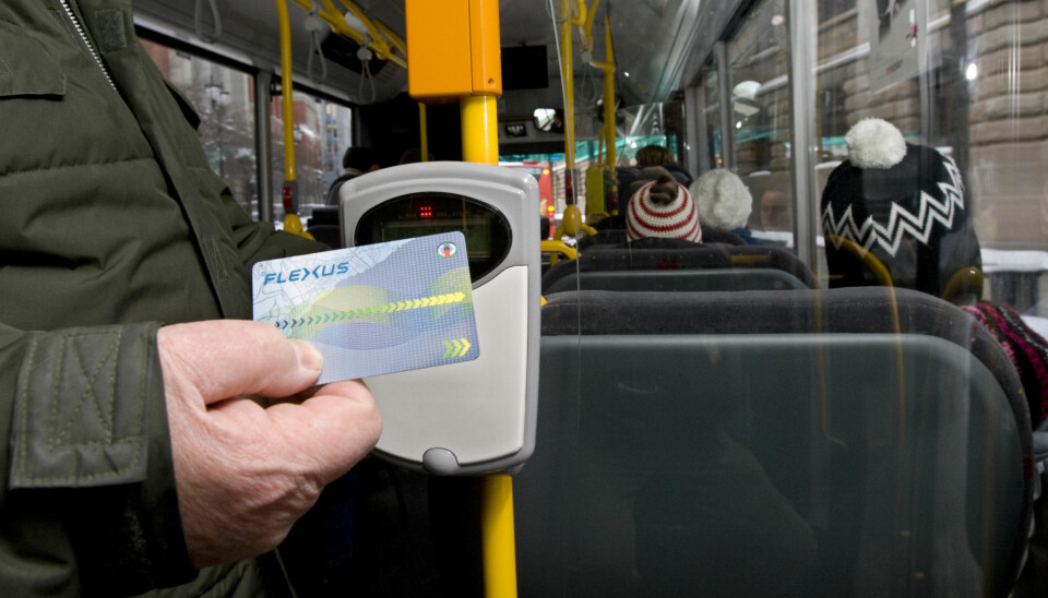 Det var helt nødvendig at alle passasjerer gjorde dette hver gang de gikk på bussen, toget, T-banen eller trikken - selv om de hadde månedskort. Det ønsket ikke folk å gjøre, noe som ble et kjempeproblem.