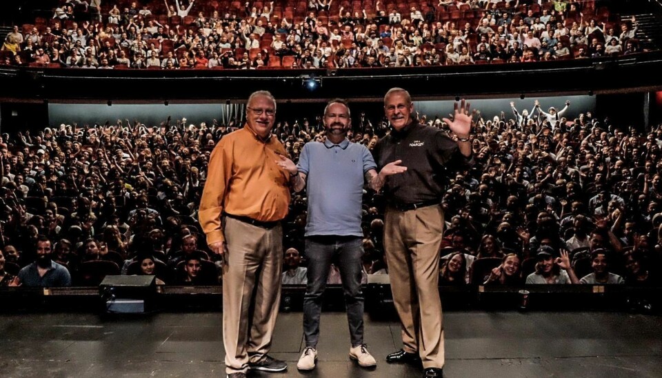 Javier Pena, konferansier Asbjørn Slettemark og Steve Murphy på Folketeateret i Oslo.