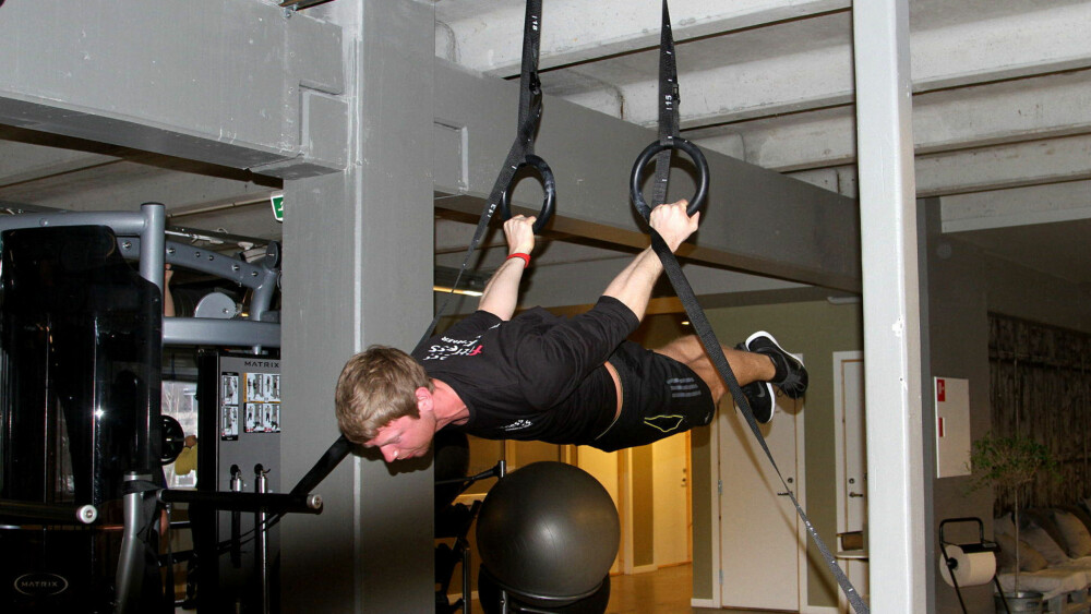 I RINGER: Ulrik demonstrerer en mer utfordrende versjon av «back lever» i ringer med rett rygg.