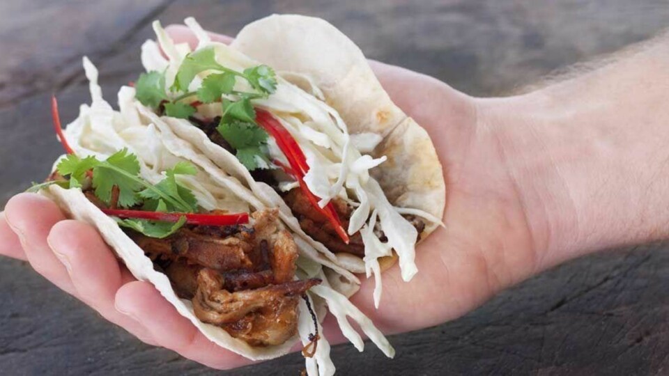 PULLED PORK TACO: Sesamtortillas, tynnribbe, coleslaw, koriander, rød chili og lime.